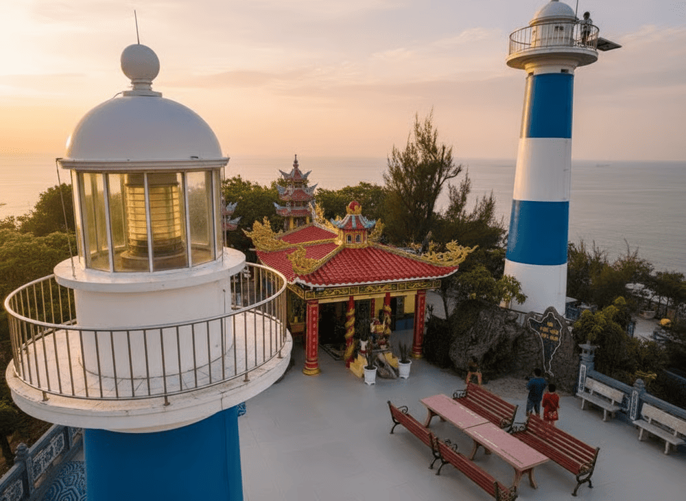 Perched beside Dinh Cau Temple, Dinh Cau Lighthouse offers sweeping views of Duong Dong&rsquo;s coast and fishing port